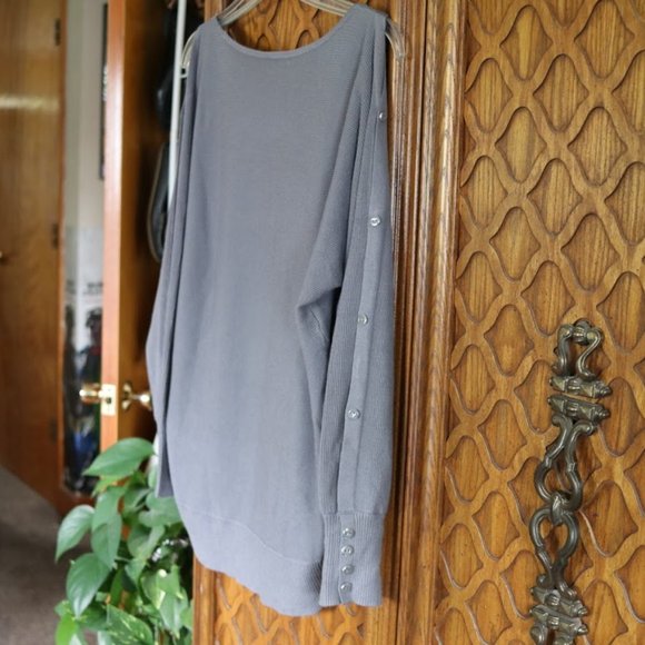 NY&C Cold Shoulder Button Sleeve Ribbed Sweater NWT - Gray, Size S - Picture 4 of 16